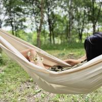 Le coin sieste niché sous la cabane